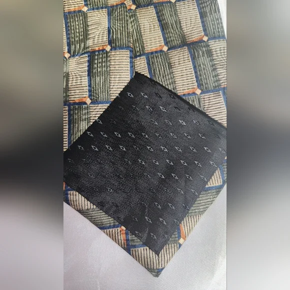 Bill Blass Elegant Black and Gold Patterned Tie - Picture 5 of 8